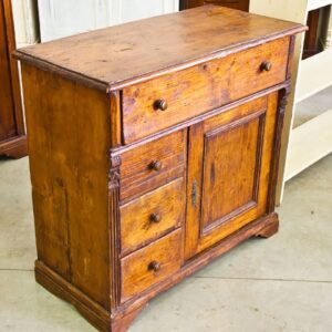 Meuble avant un décapage meuble bois par aérogommage avec Christine Serve, Saint-Marcellin.