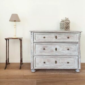 Commode patine blanche pour relooking meuble avec le Gout du meuble en Isère.