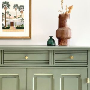 Buffet meuble vert réalisé par Le gout du meuble, décapage meuble en bois par aérogommage.