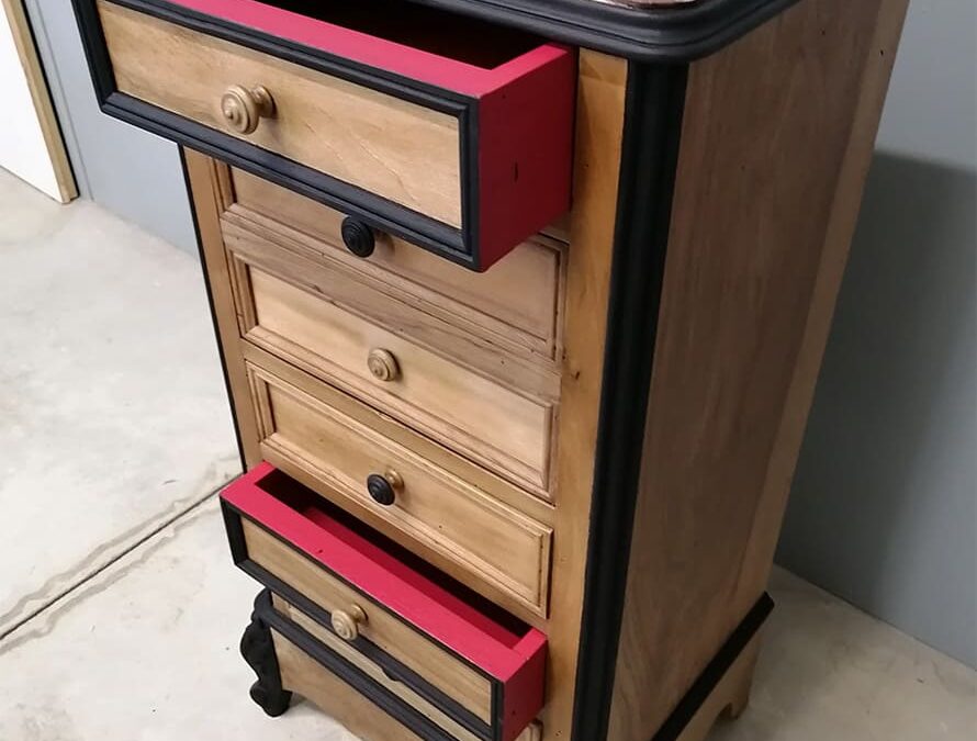 Table de chevet entièrement aérogommée par le Goût du meuble pour un après au goût de ses propriétaires.