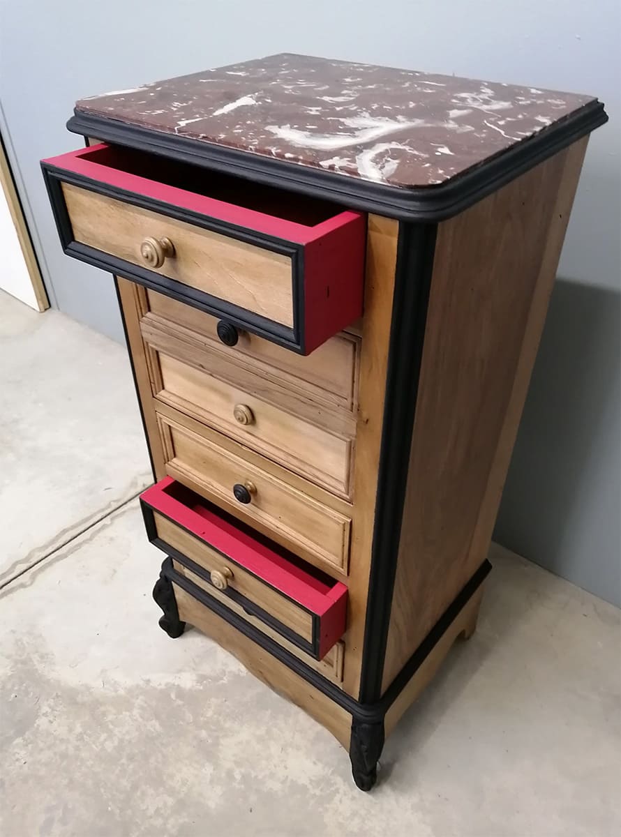 Table de chevet entièrement aérogommée par le Goût du meuble pour un après au goût de ses propriétaires.