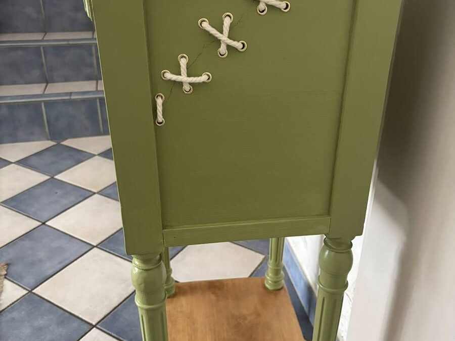 Relooking meuble d'une table de chevet avec le Gout du meuble, Isère.